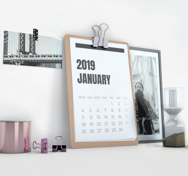 Free Sideways Calendar Mockup On Workspace Psd