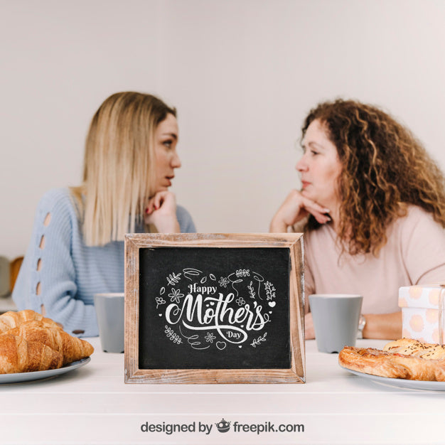 Free Slate Mockup For Mothers Day With Breakfast Psd