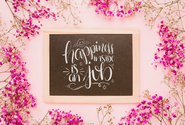 Free Slate Mockup With Floral Decoratio Psd