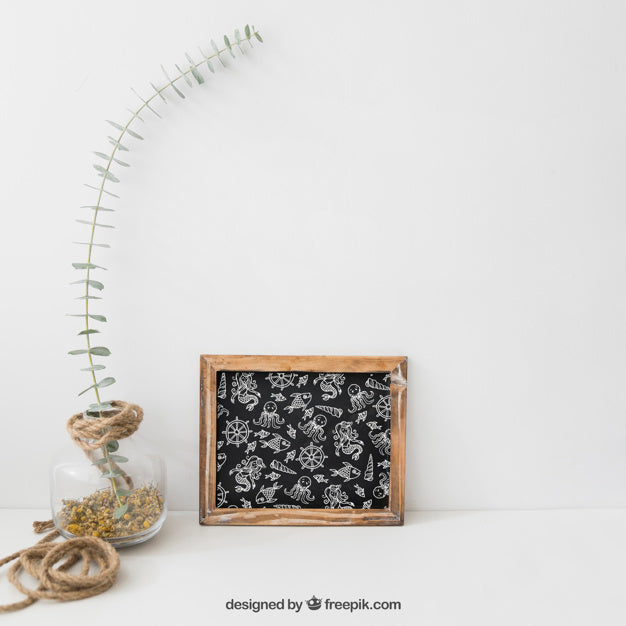 Free Slate Next To Wildflower In Glass Psd