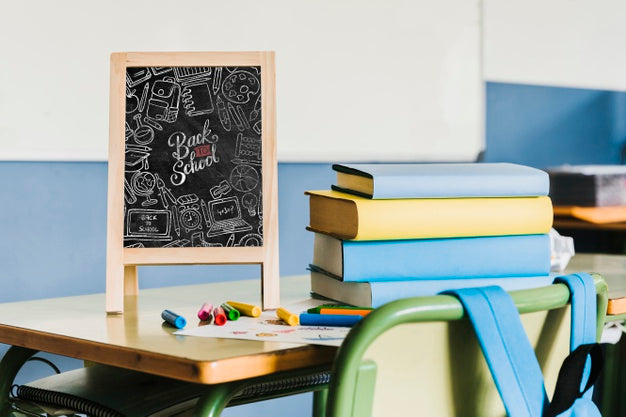 Free Small Blackboard Mock-Up On Desk Psd