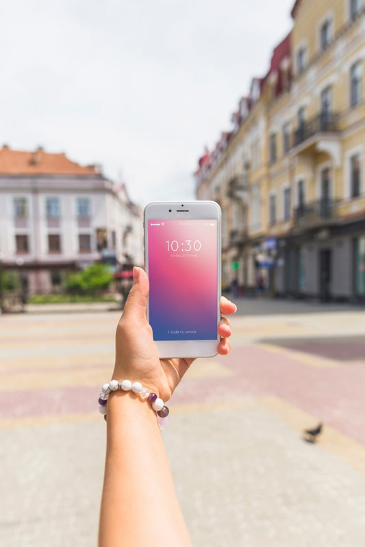 Free Smartphone Mockup In City Psd