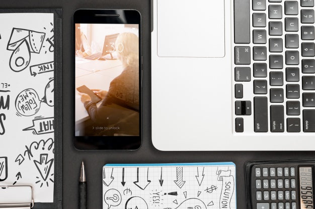 Free Smartphone Mockup On Workspace Psd