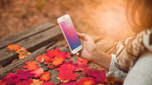 Free Smartphone Mockup With Autumn Concept Psd