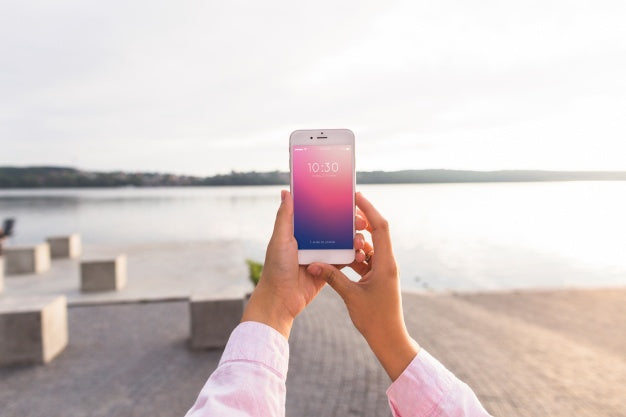 Free Smartphone Mockup With Woman At The Beach Psd