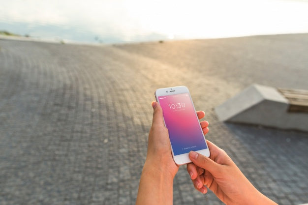 Free Smartphone Mockup With Woman At The Beach Psd