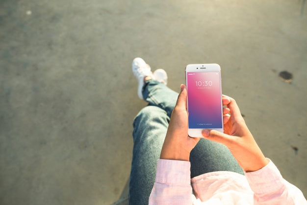 Free Smartphone Mockup With Woman At The Beach Psd