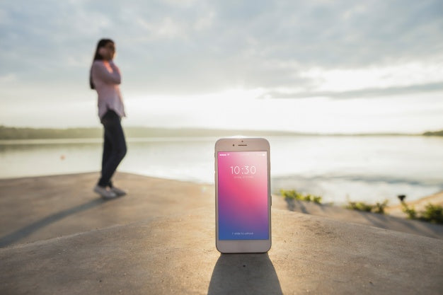 Free Smartphone Mockup With Woman At The Beach Psd