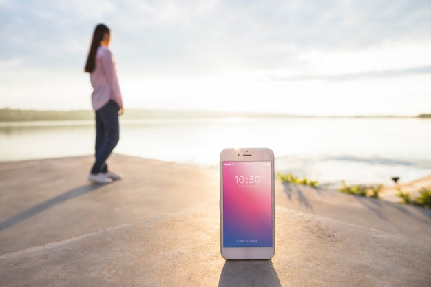 Free Smartphone Mockup With Woman At The Beach Psd