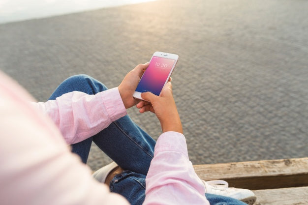 Free Smartphone Mockup With Woman At The Beach Psd