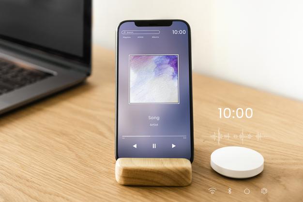 Free Smartphone Screen Mockup With Smart Speaker Psd