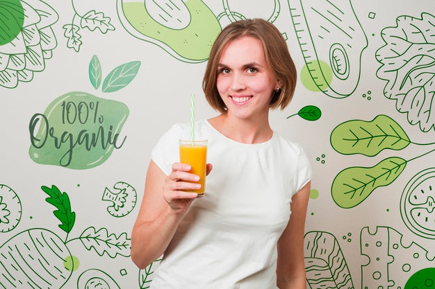 Free Smiling Woman Holding An Orange Juice Psd