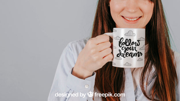 Free Smiling Woman With Mug Psd