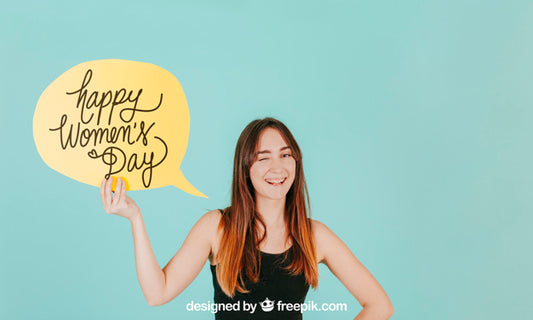 Free Smiling Woman With Speech Bubble Mockup Psd