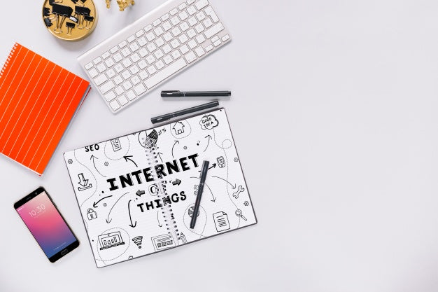 Free Social Media And Internet Mockup With Keyboard Psd