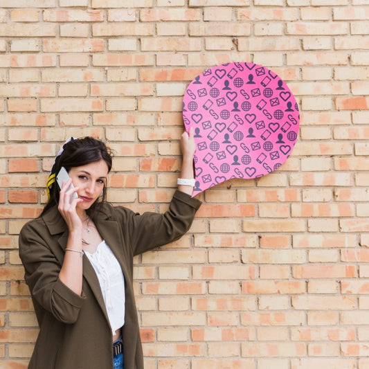 Free Speech Bubble Mockup With Woman Psd