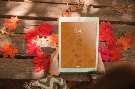 Free Tablet Mockup With Autumn Concept Psd