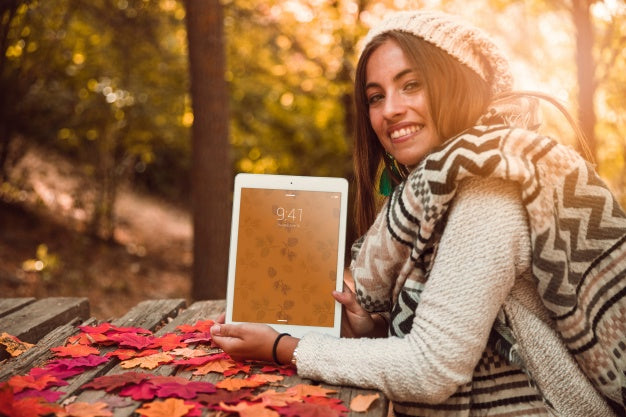 Free Tablet Mockup With Autumn Concept Psd