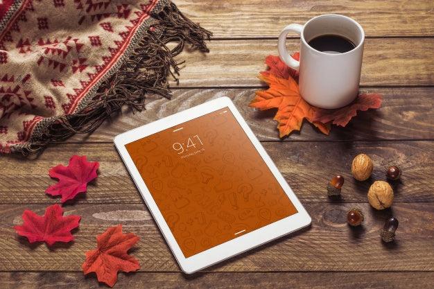 Free Tablet Mockup With Autumn Concept Psd