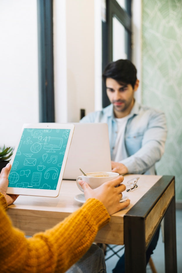 Free Tablet Mockup With Couple In Office Psd