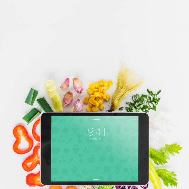 Free Tablet Mockup With Healthy Food Concept Psd