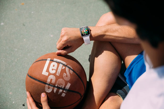 Free Teenager Holding A Basketball From Behind Psd