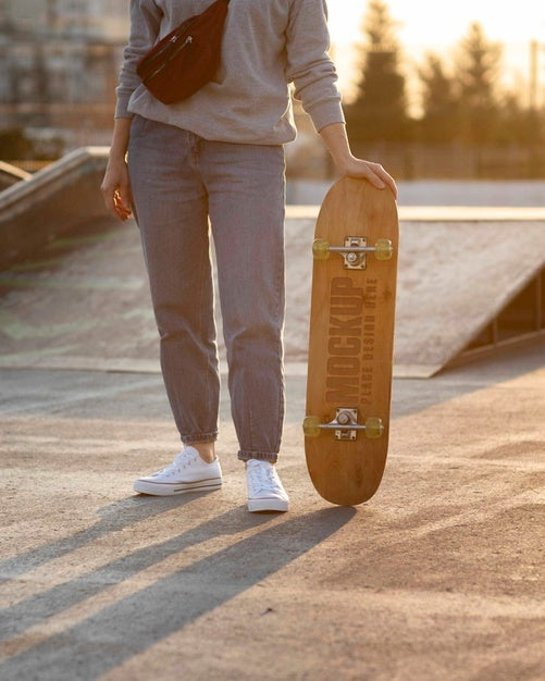 Free Teenager With Mock-Up Skateboard Outdoors Psd