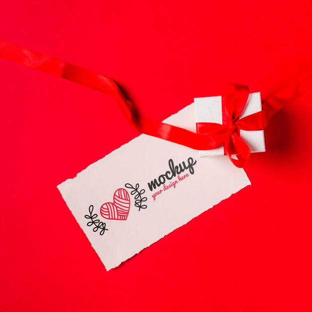 Free Top View Gift And Tag Concept With Mock-Up Psd