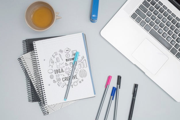 Free Top View Laptop With Colorful Pens Psd