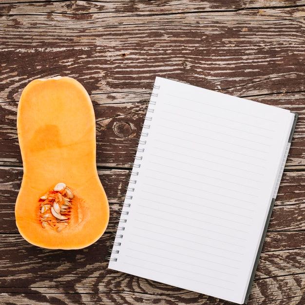 Free Top View Pumpkin With Notebook Psd