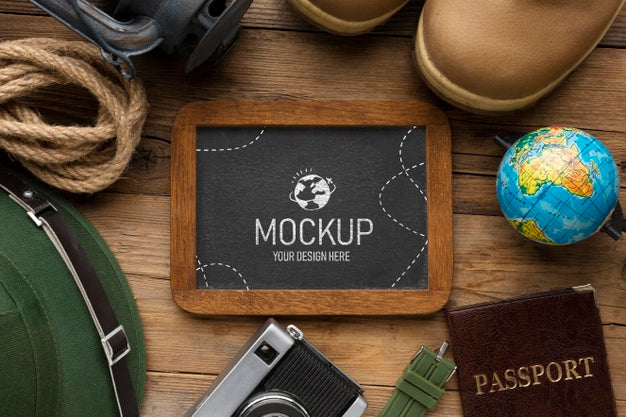 Free Tourist Elements Arrangement With Blackboard Mock-Up Psd