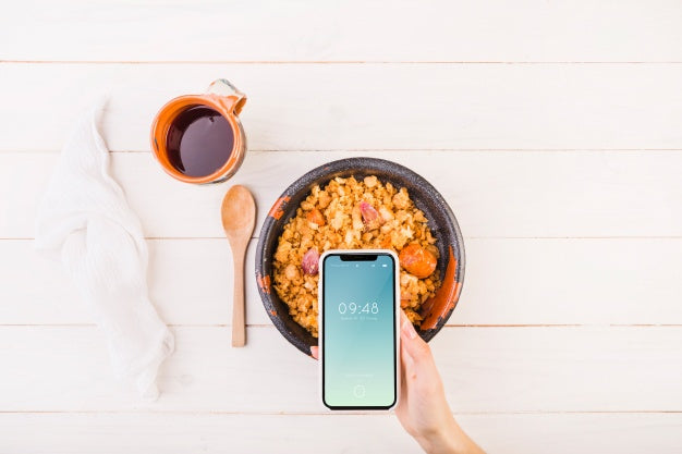 Free Traditional Spanish Food Mockup With Smartphone Psd