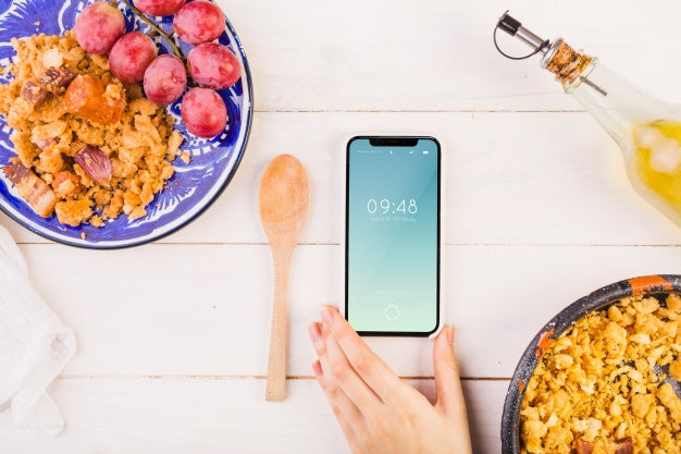 Free Traditional Spanish Food Mockup With Smartphone Psd