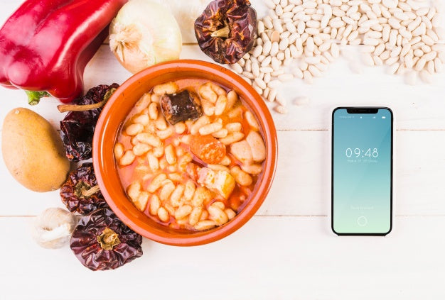 Free Traditional Spanish Food Mockup With Smartphone Psd