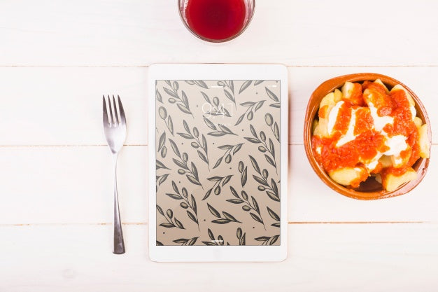 Free Traditional Spanish Food Mockup With Tablet Psd