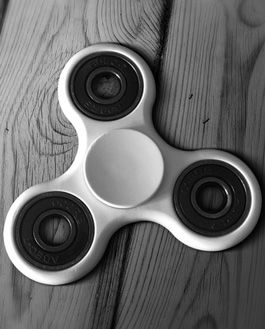 Free Tri-Fidget Spinner Hand Toy Mockup Psd