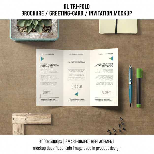 Free Trifold Brochure Or Invitation Mockup With Still Life Concept Psd