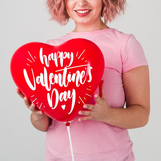 Free Valentine'S Day Concept Mock-Up With Smiling Woman Psd