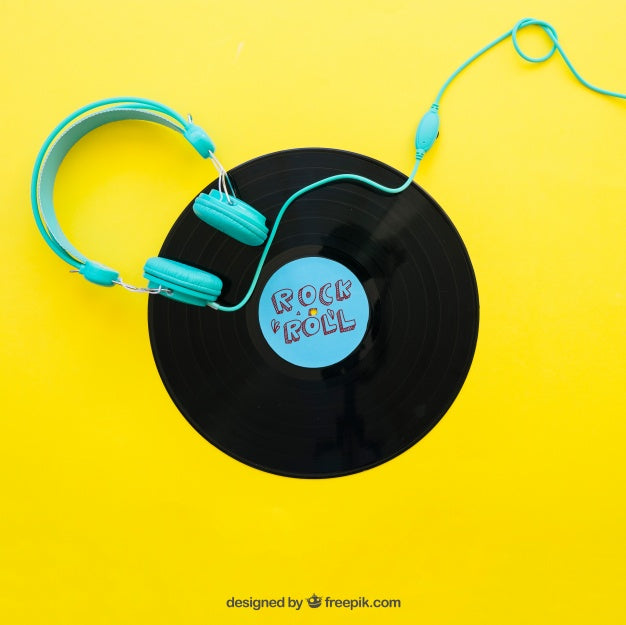 Free Vinyl Mockup With Headphones Psd