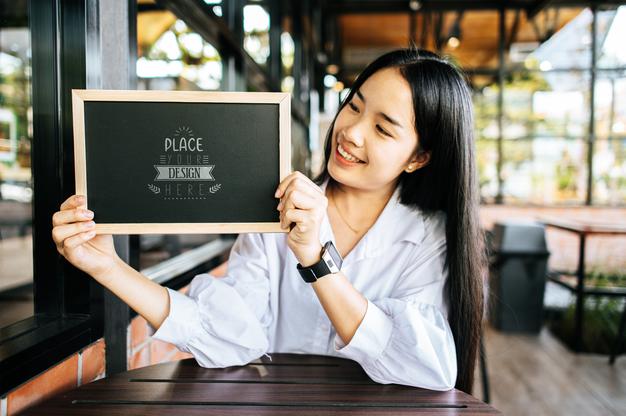 Free Woman Hand Holding Chalkboard Psd Mockup Psd