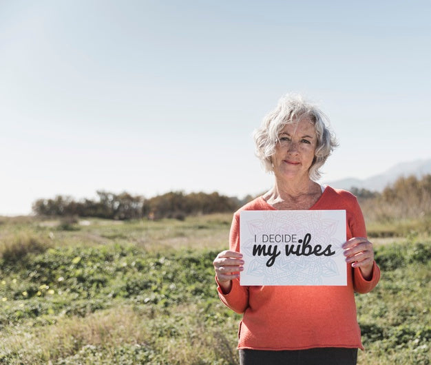 Free Woman Holding A "I Decide My Vibes" Sign Psd