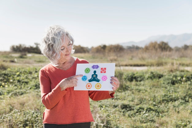 Free Woman Holding A Meditation Mock-Up Sign Psd