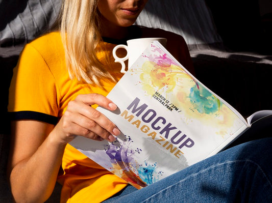 Free Woman Holding A Mock Up Magazine And A Mug Psd