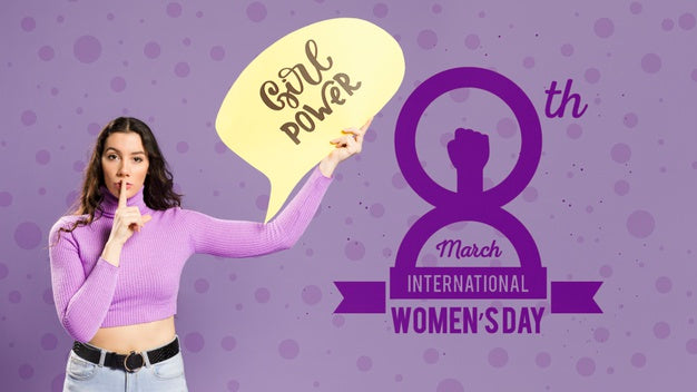 Free Woman Holding Speech Bubble Mock-Up Psd