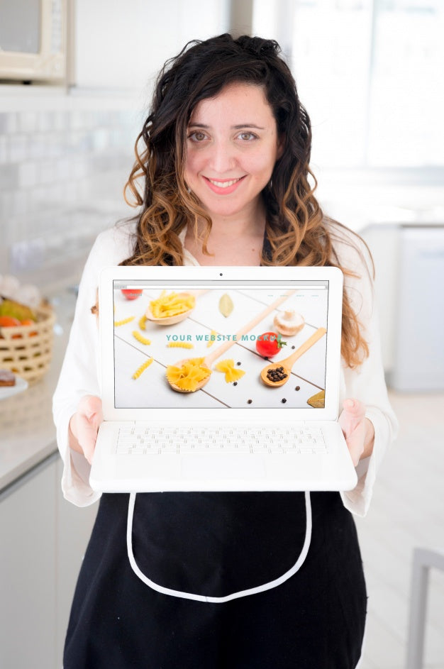 Free Woman In Kitchen Presenting Laptop Mockup Psd