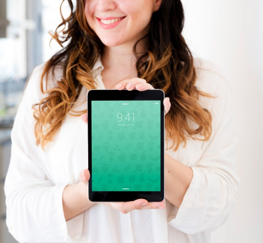 Free Woman In Kitchen Presenting Tablet Mockup Psd