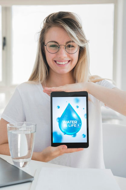 Free Woman Presenting Tablet Mockup With Water Concept Psd