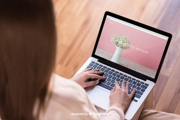 Free Woman Typing On Laptop Psd