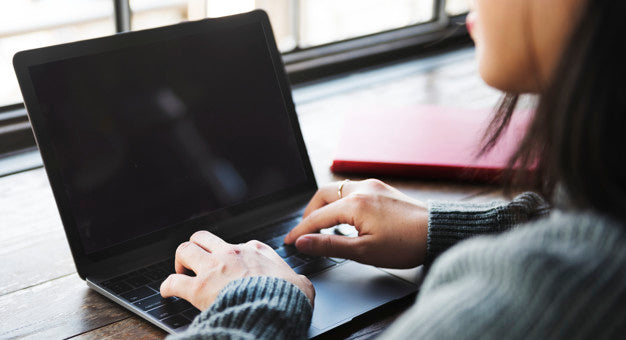 Free Woman Using Laptop On Desk Psd