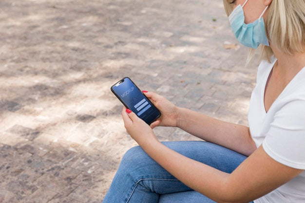 Free Woman Wearing Mask On Street Reading Book  On Phone Psd